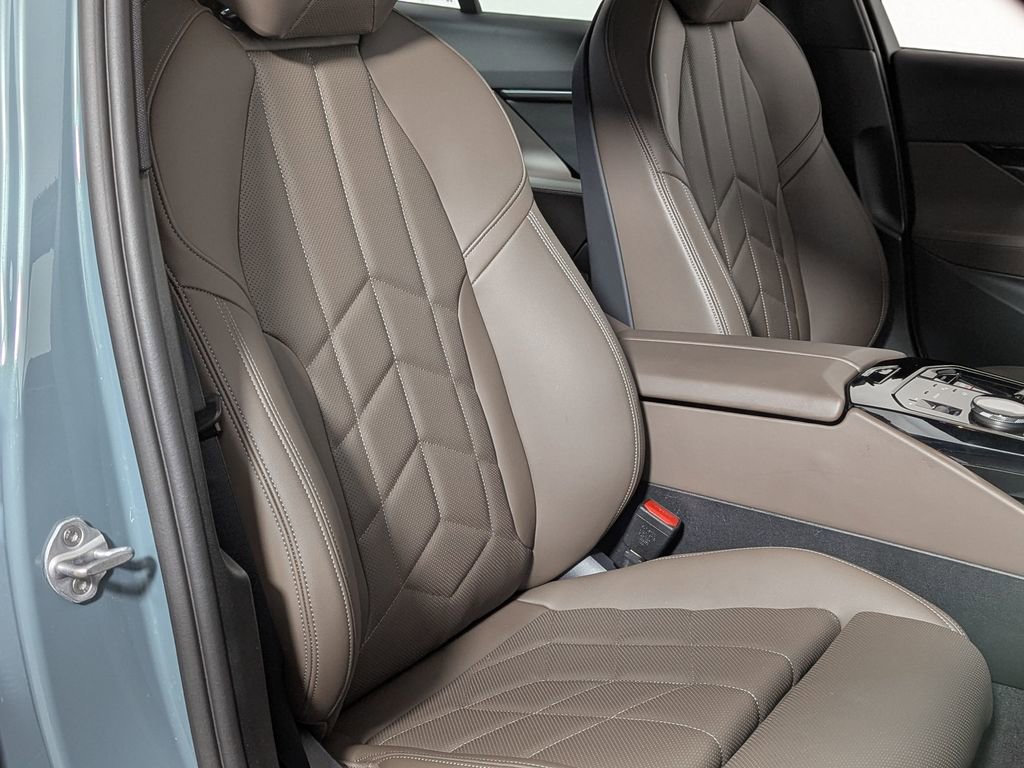 Used 2025 BMW 530i xDrive w/ Premium Package image 29