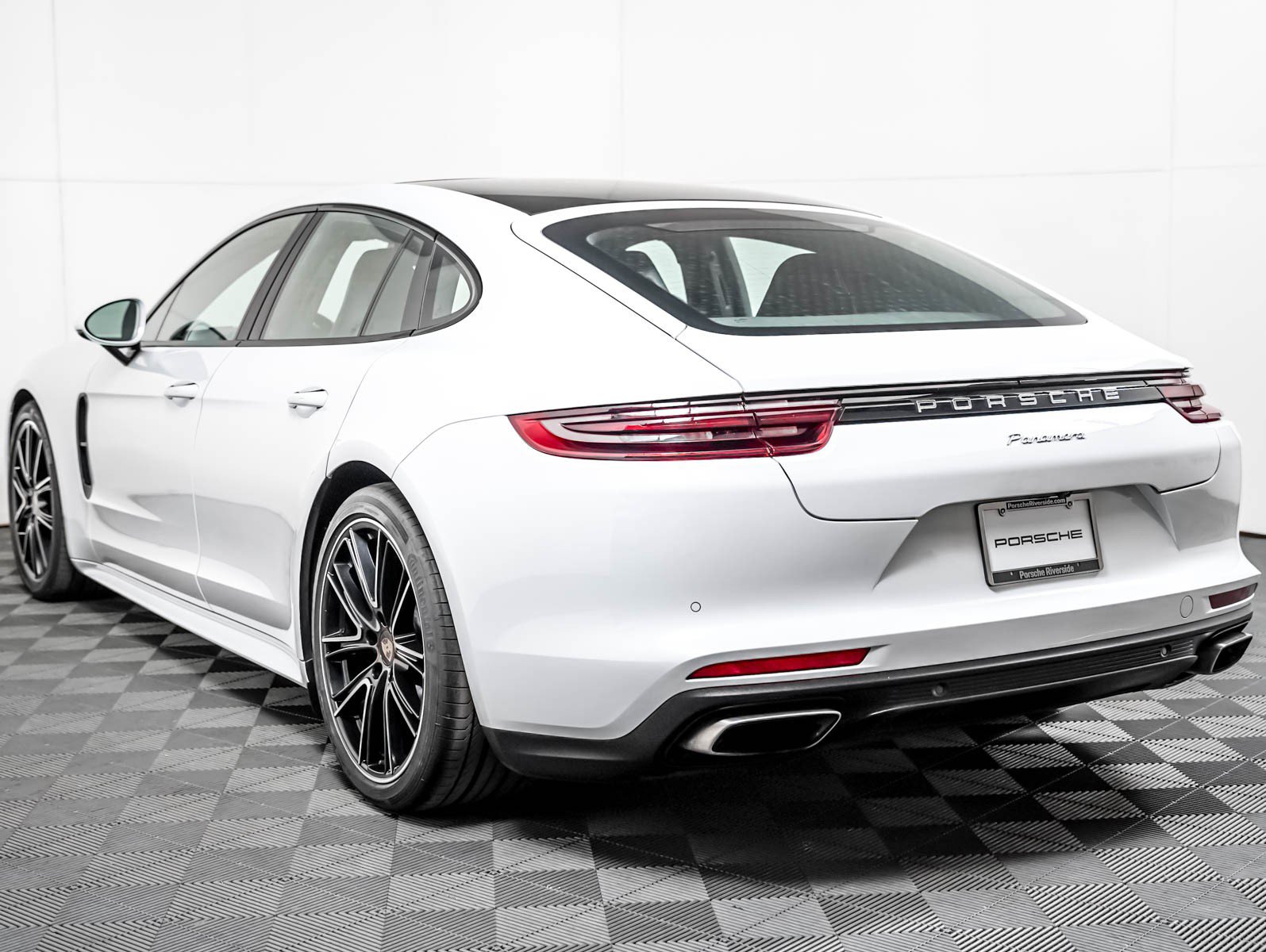Certified 2018 Porsche Panamera RWD image 3
