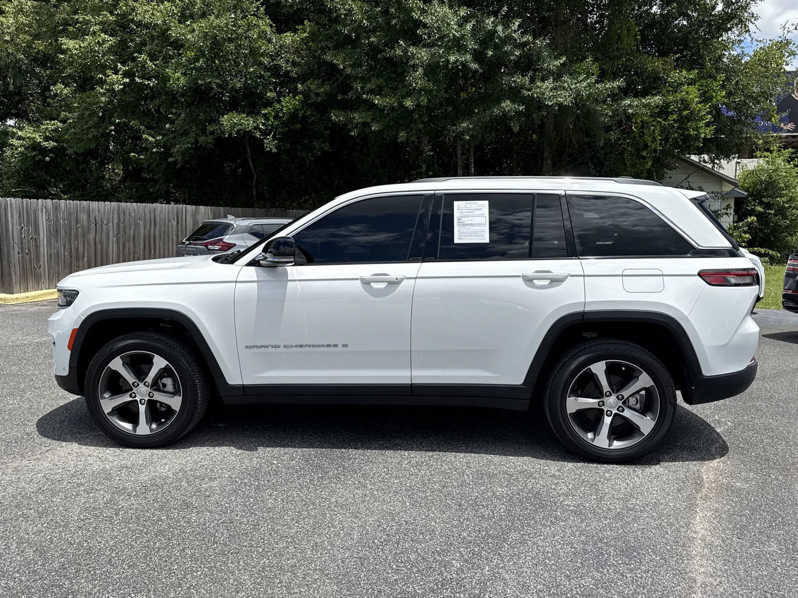 Used 2023 Jeep Grand Cherokee Limited w/ Luxury Tech Group II RWD image 2