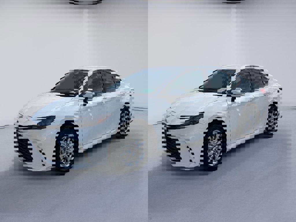 Used 2025 Toyota Camry LE image 1