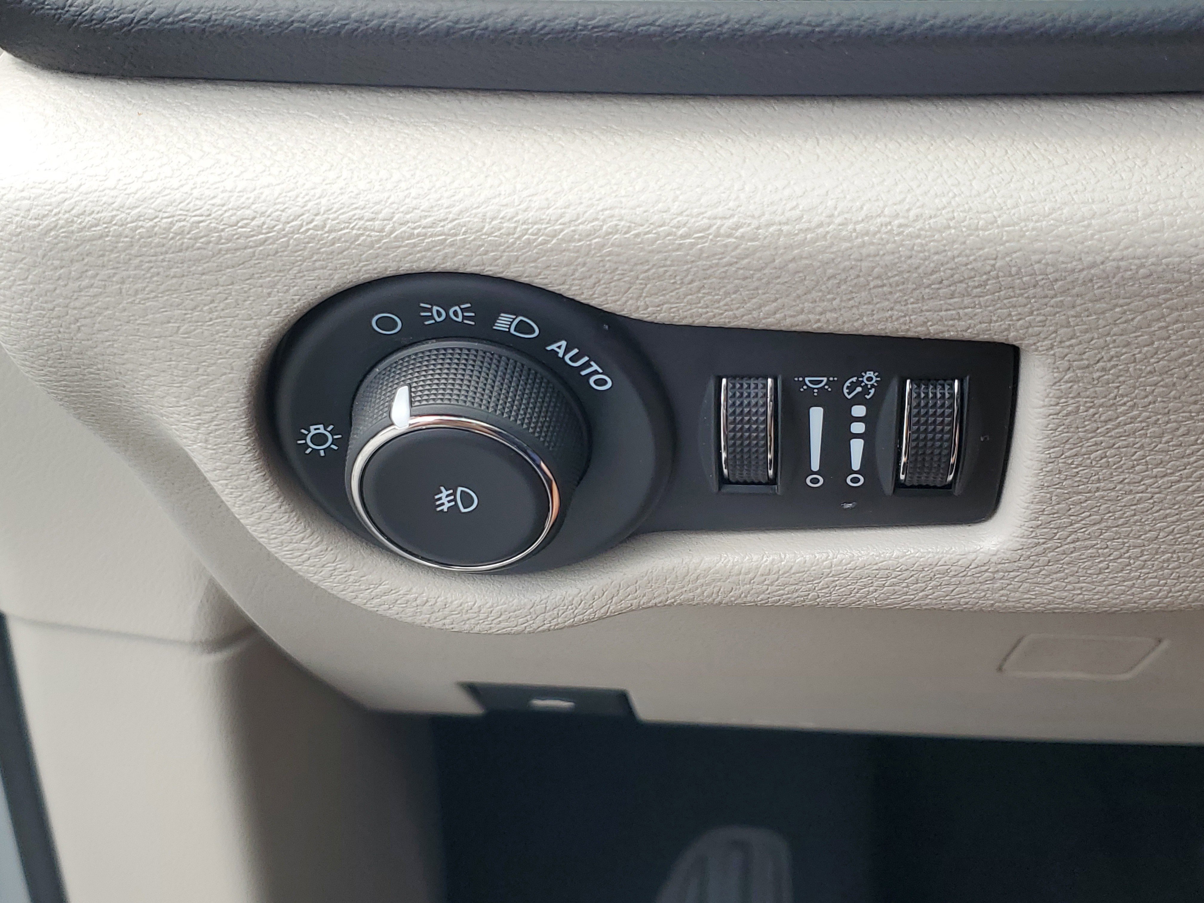 Used 2024 Chrysler Pacifica Touring-L FWD image 24