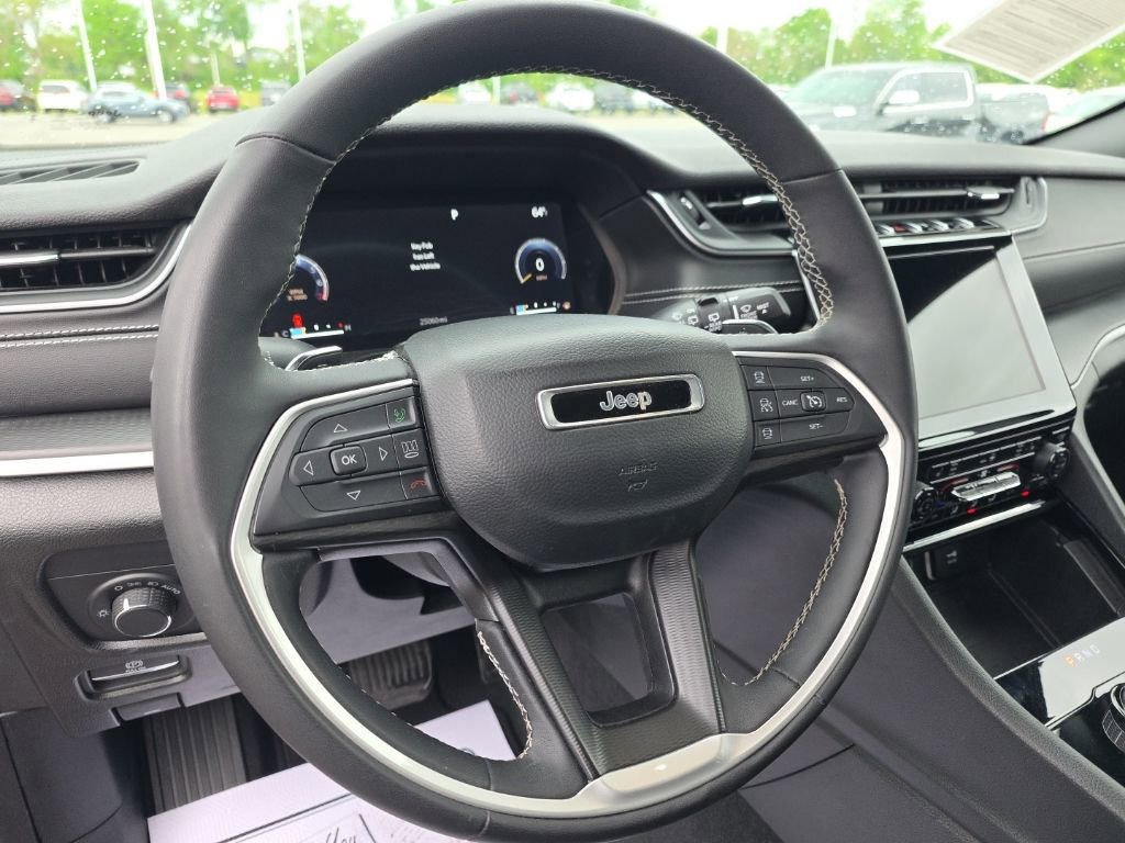 Used 2023 Jeep Grand Cherokee Altitude AWD/4WD image 9