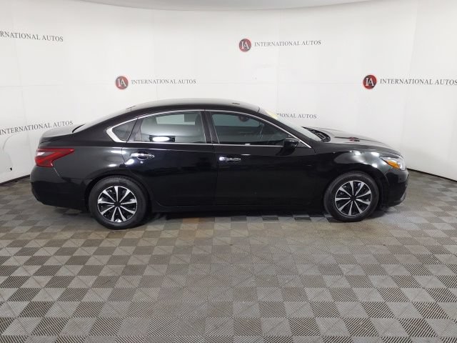 Used 2017 Nissan Altima 2.5 SR w/ Midnight Edition Package FWD image 4