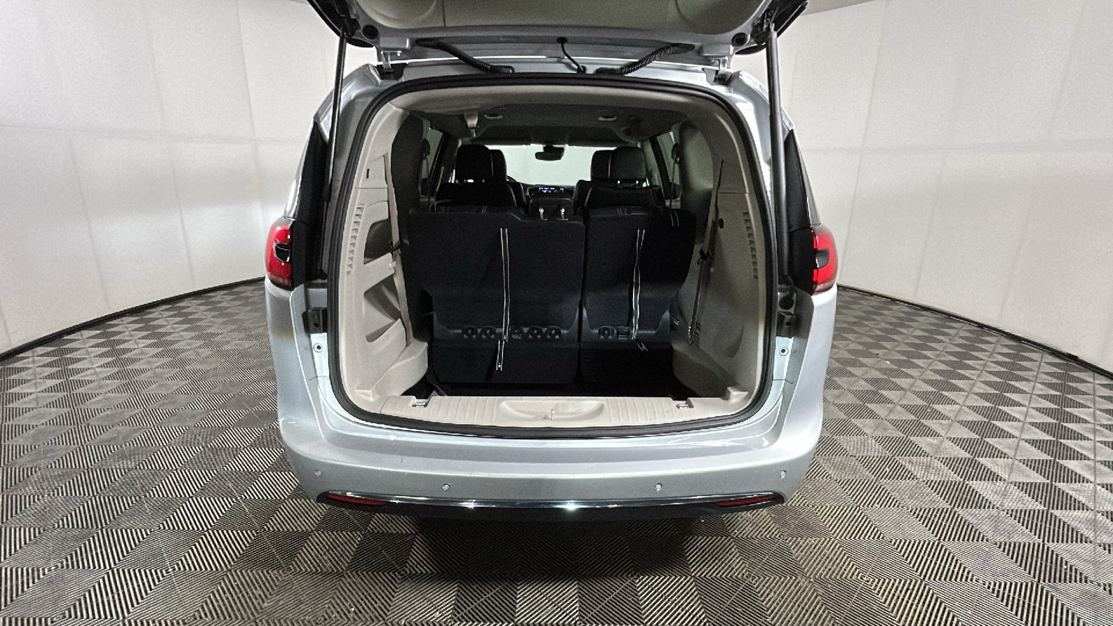 Used 2024 Chrysler Pacifica Touring-L FWD image 32
