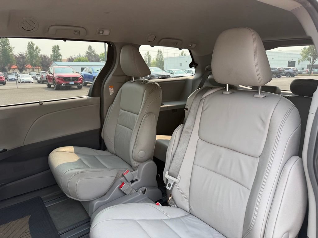 Used 2015 Toyota Sienna XLE w/ XLE Navigation Package FWD image 28