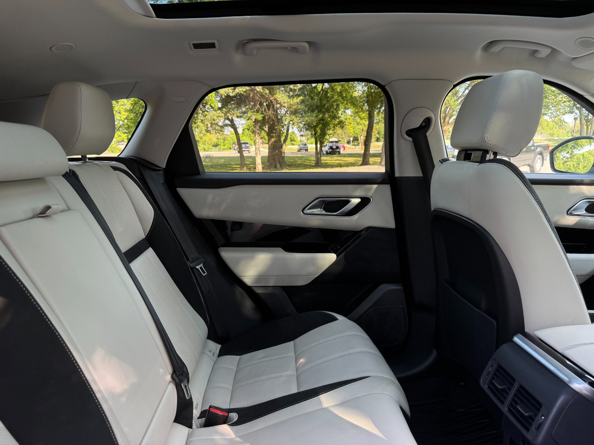 Used 2023 Land Rover Range Rover Velar R-Dynamic S image 39