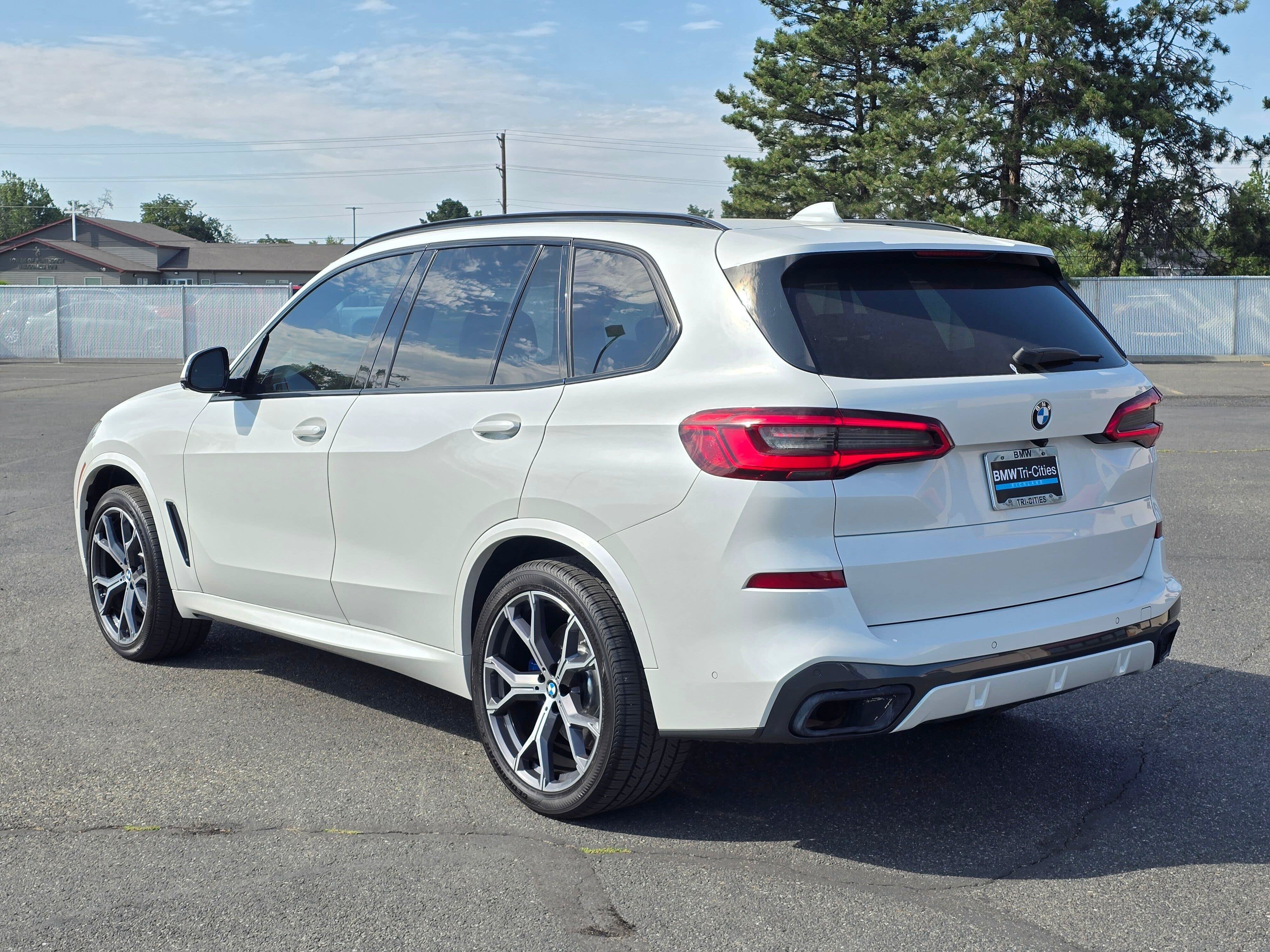Used 2019 BMW X5 xDrive40i w/ M Sport Package AWD/4WD image 4