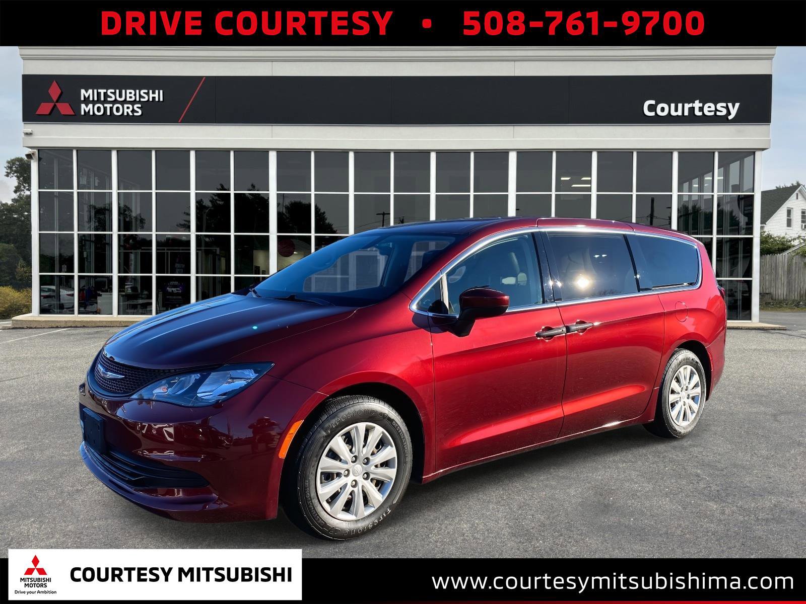 Used 2020 Chrysler Voyager L image 1