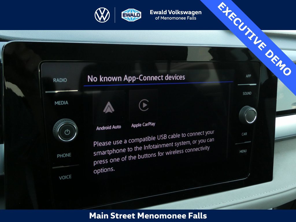 Certified 2025 Volkswagen Taos SE image 40