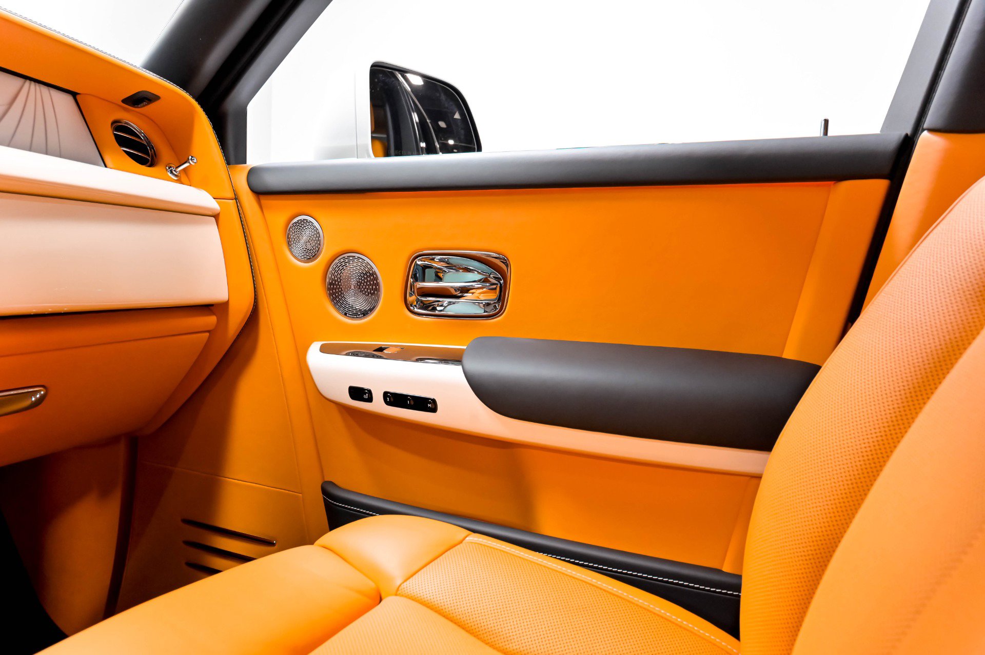 Used 2022 Rolls-Royce Phantom Sedan w/ The Phantom Package RWD image 17