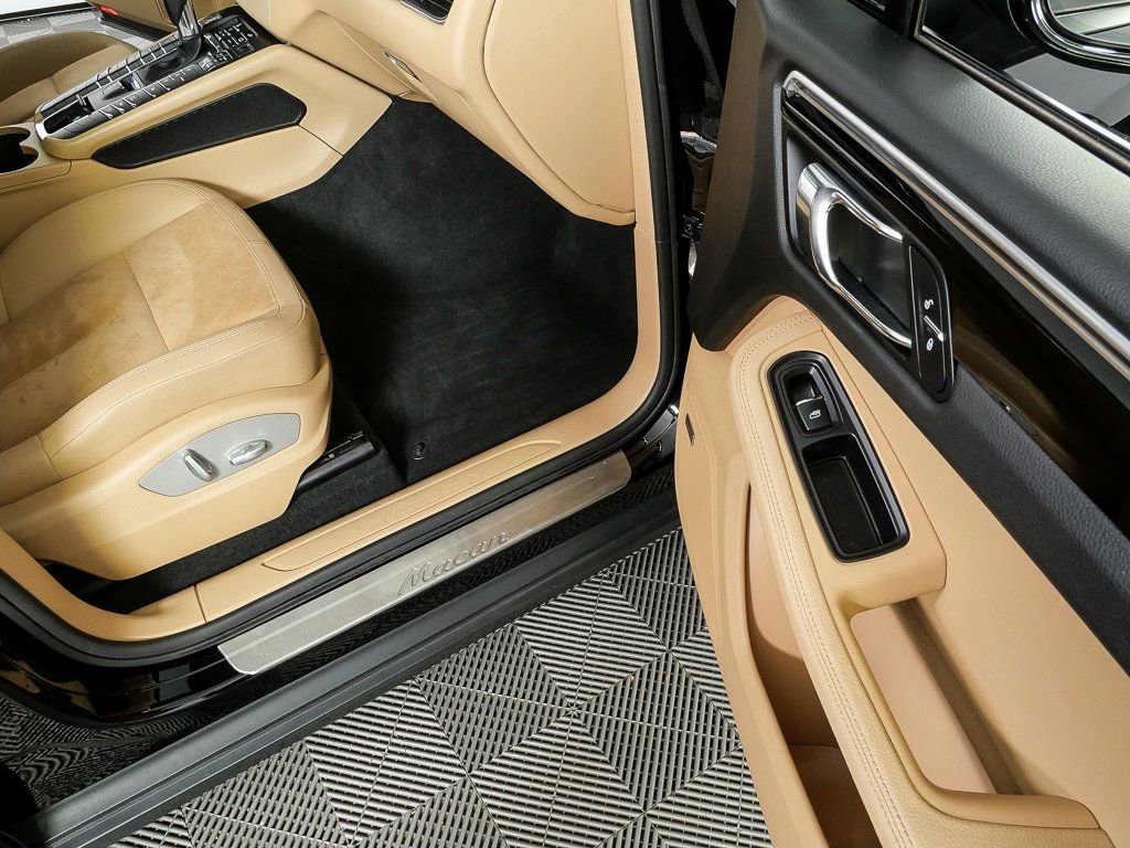 Used 2017 Porsche Macan AWD image 24