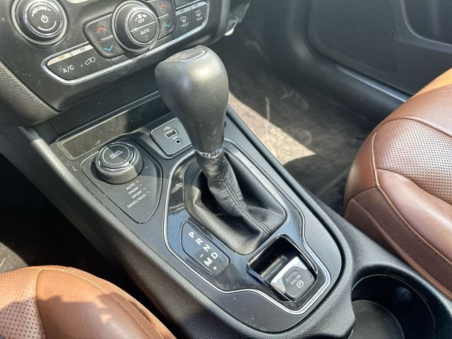 Used 2019 Jeep Cherokee Overland AWD/4WD image 18