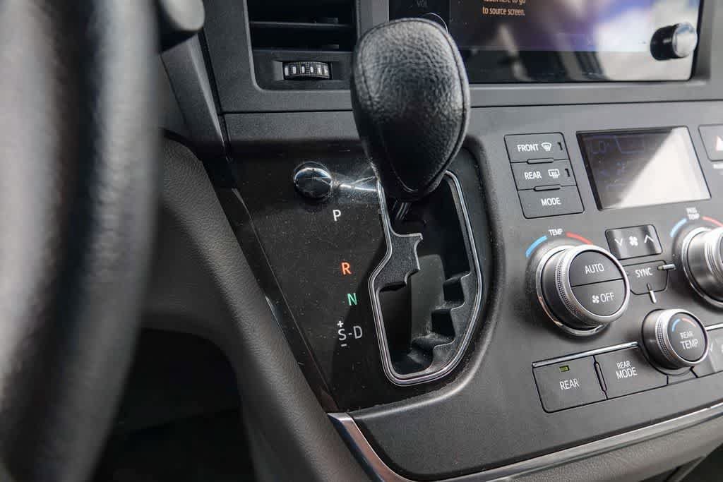 Used 2015 Toyota Sienna LE FWD image 18