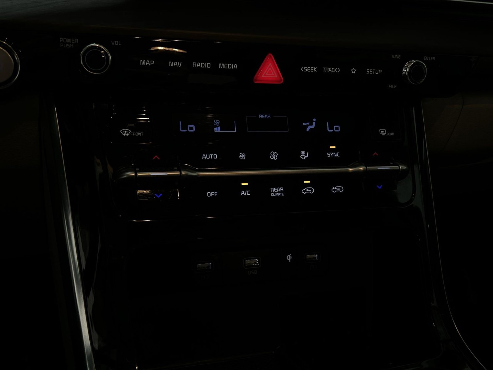 Used 2024 Kia Carnival EX FWD image 25