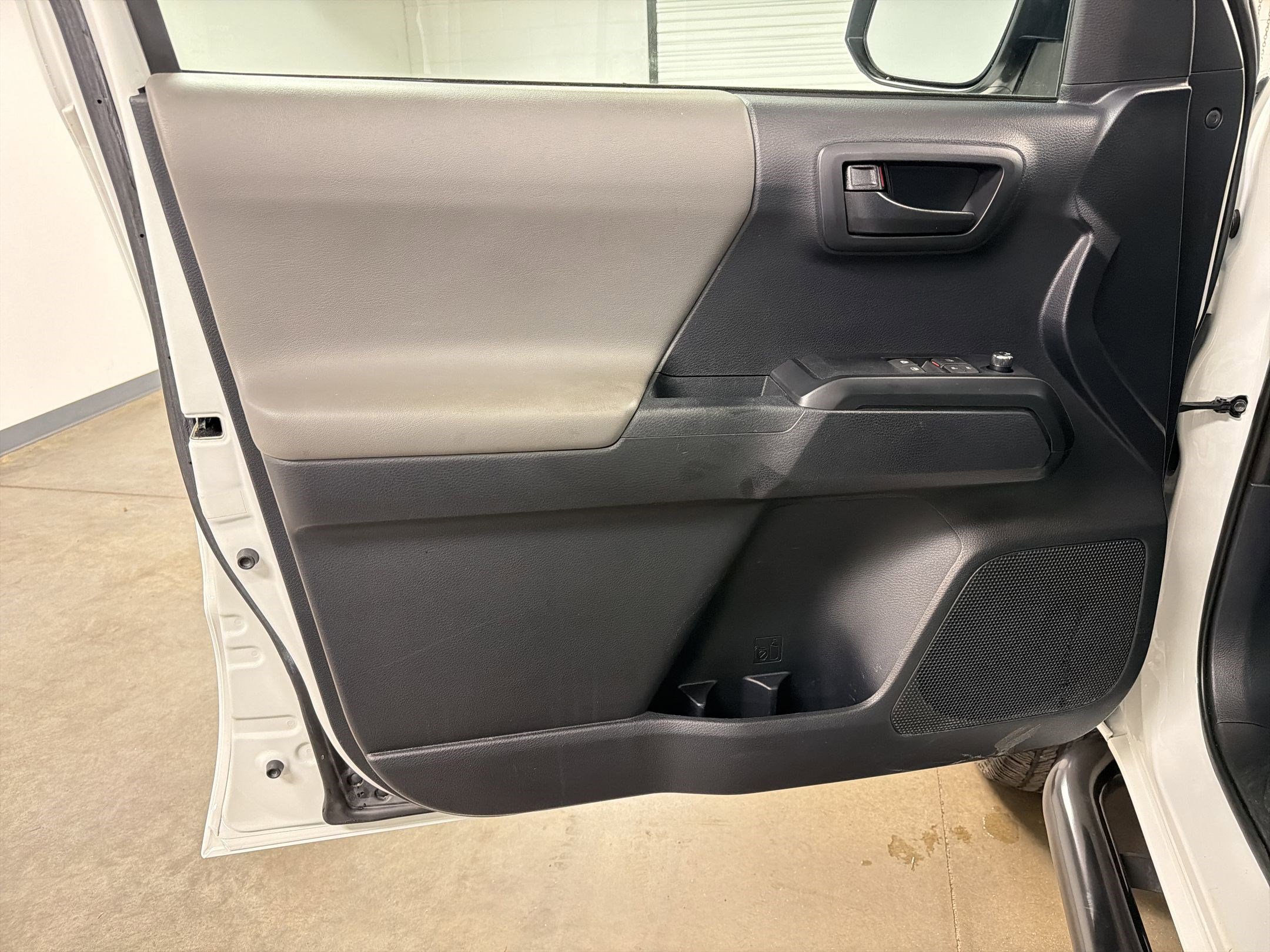 Used 2018 Toyota Tacoma SR w/ SR Convenience Package image 21