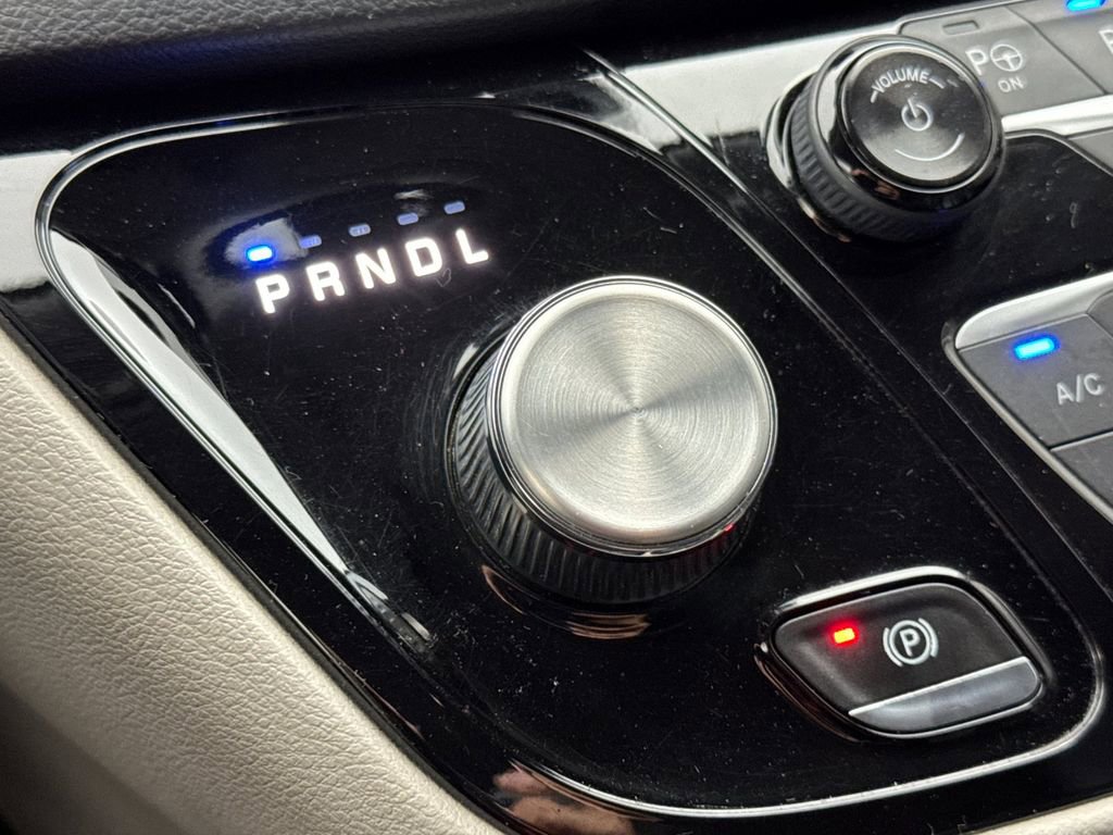 Used 2023 Chrysler Pacifica Touring-L image 22