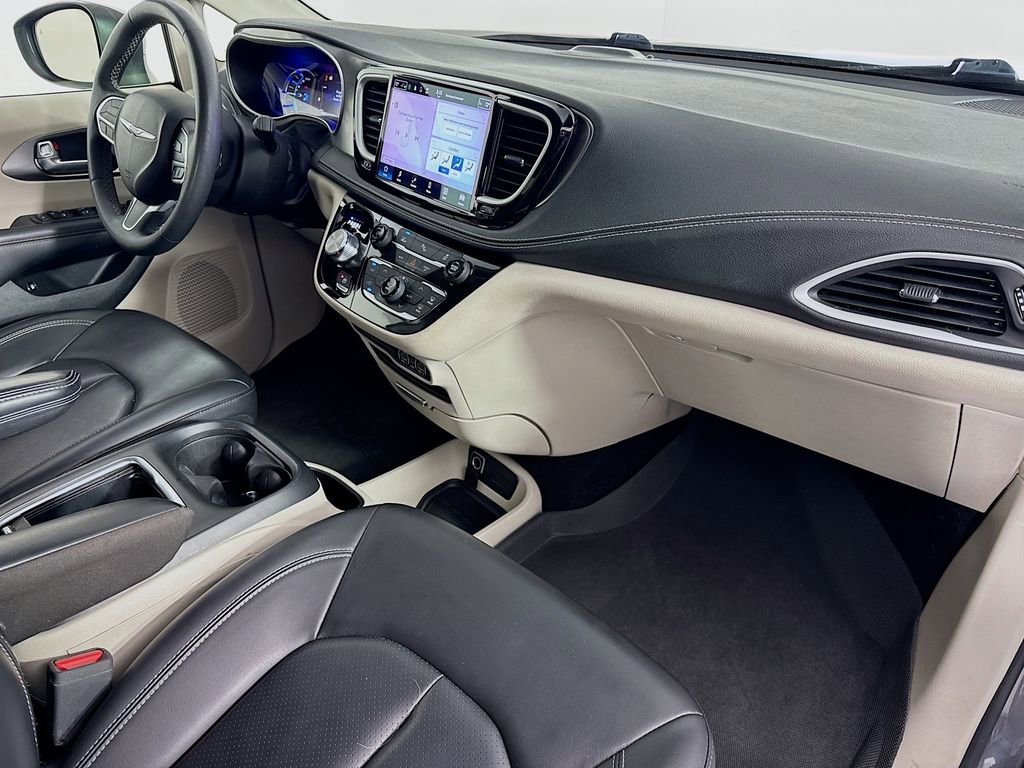 Used 2023 Chrysler Pacifica Touring-L image 37