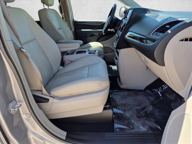 Used 2015 Chrysler Town & Country LX FWD image 21