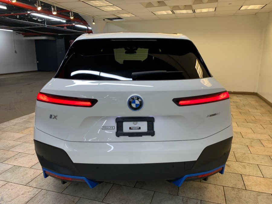 Used 2023 BMW iX xDrive50 w/ Premium Package AWD/4WD image 8