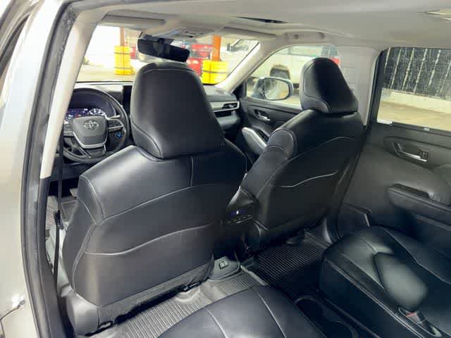 Used 2022 Toyota Highlander XLE AWD/4WD image 30