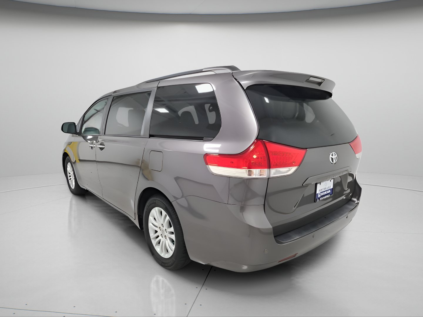 Used 2014 Toyota Sienna XLE w/ Entertainment Package FWD image 5