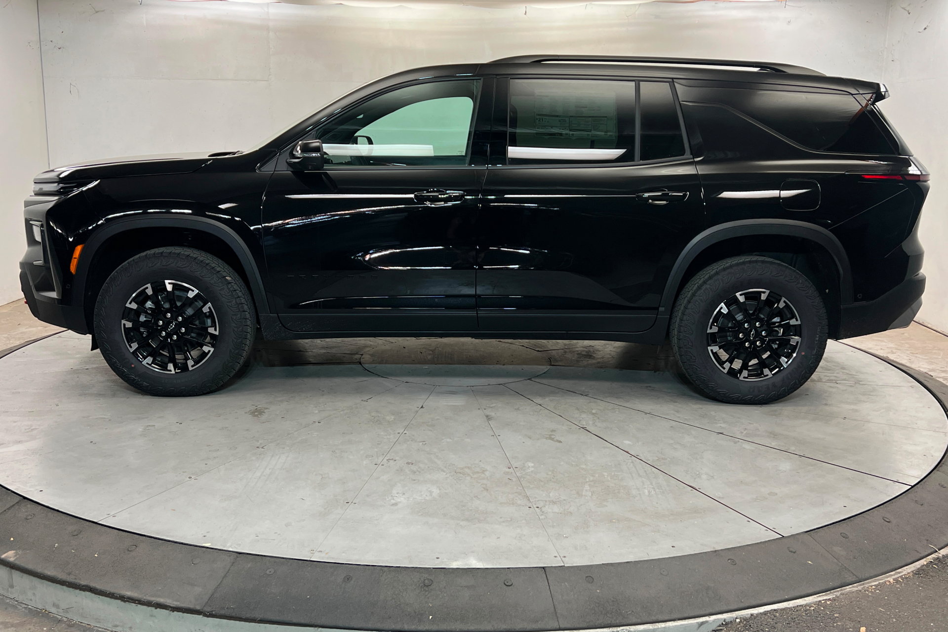 New 2026 Chevrolet Traverse Z71 w/ Enhanced Driving Package AWD/4WD image 2