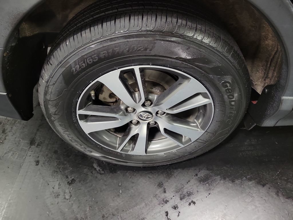 Used 2018 Toyota RAV4 XLE AWD/4WD image 11