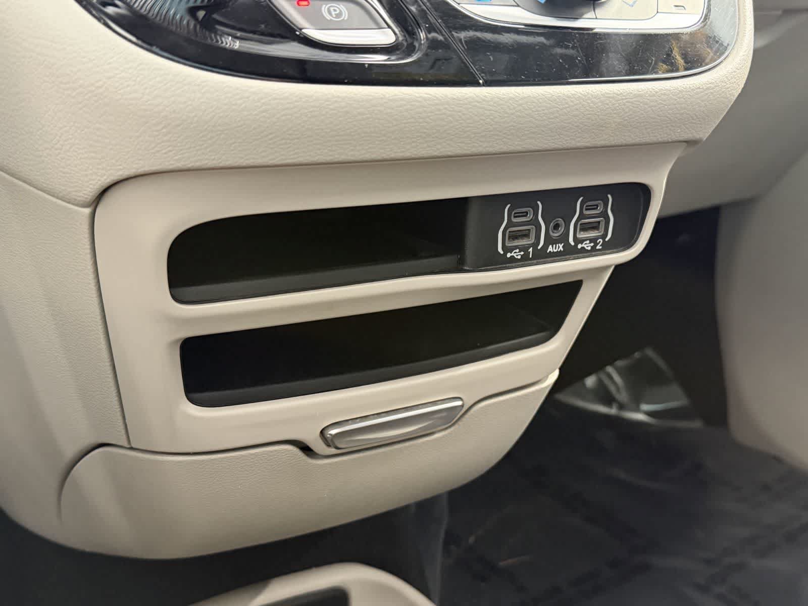 Used 2023 Chrysler Pacifica Touring-L FWD image 23