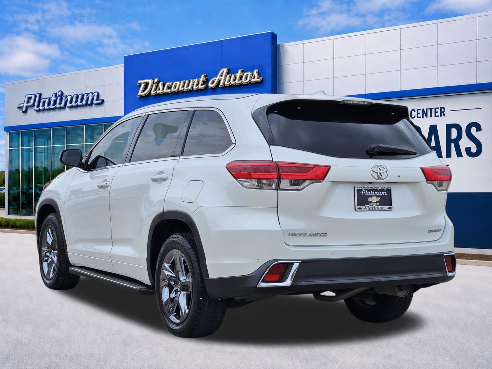 Used 2019 Toyota Highlander Limited Platinum FWD image 4