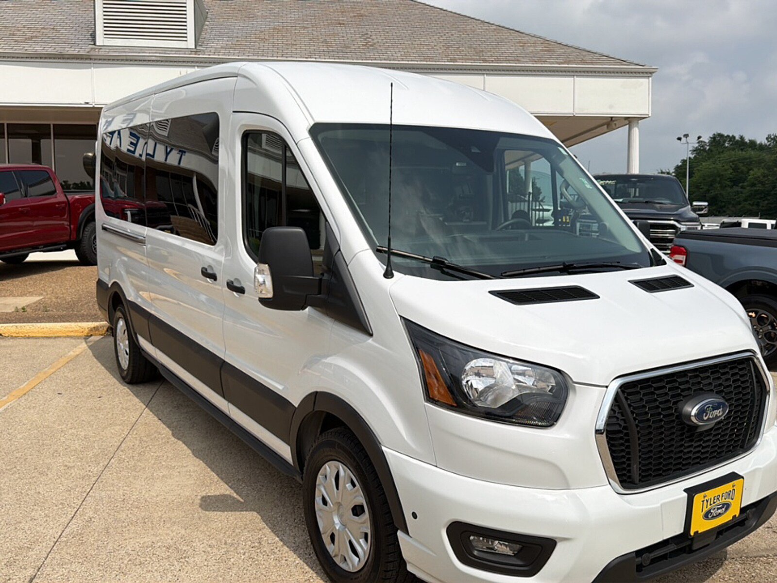 Used 2025 Ford Transit 350 XLT RWD image 2