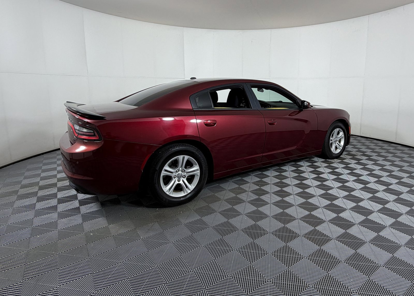 Used 2018 Dodge Charger SXT image 4