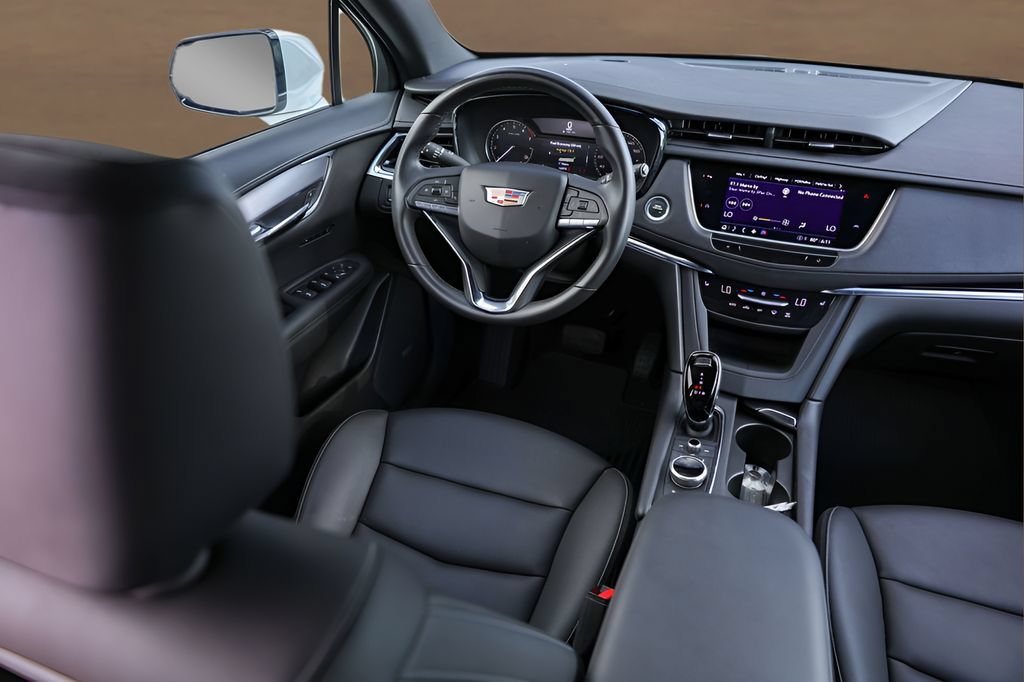 Used 2025 Cadillac XT6 Luxury w/ LPO, Bronce Accent Package FWD image 27