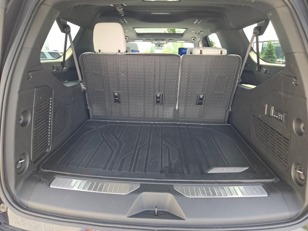 Used 2026 Chevrolet Suburban Premier AWD/4WD image 18