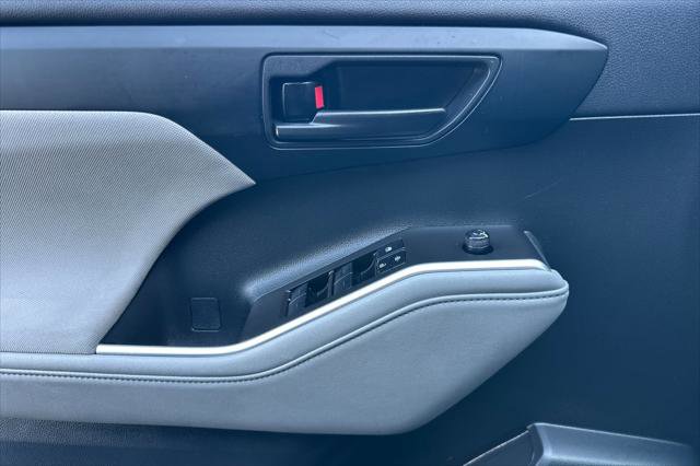 Certified 2023 Toyota Highlander L image 12