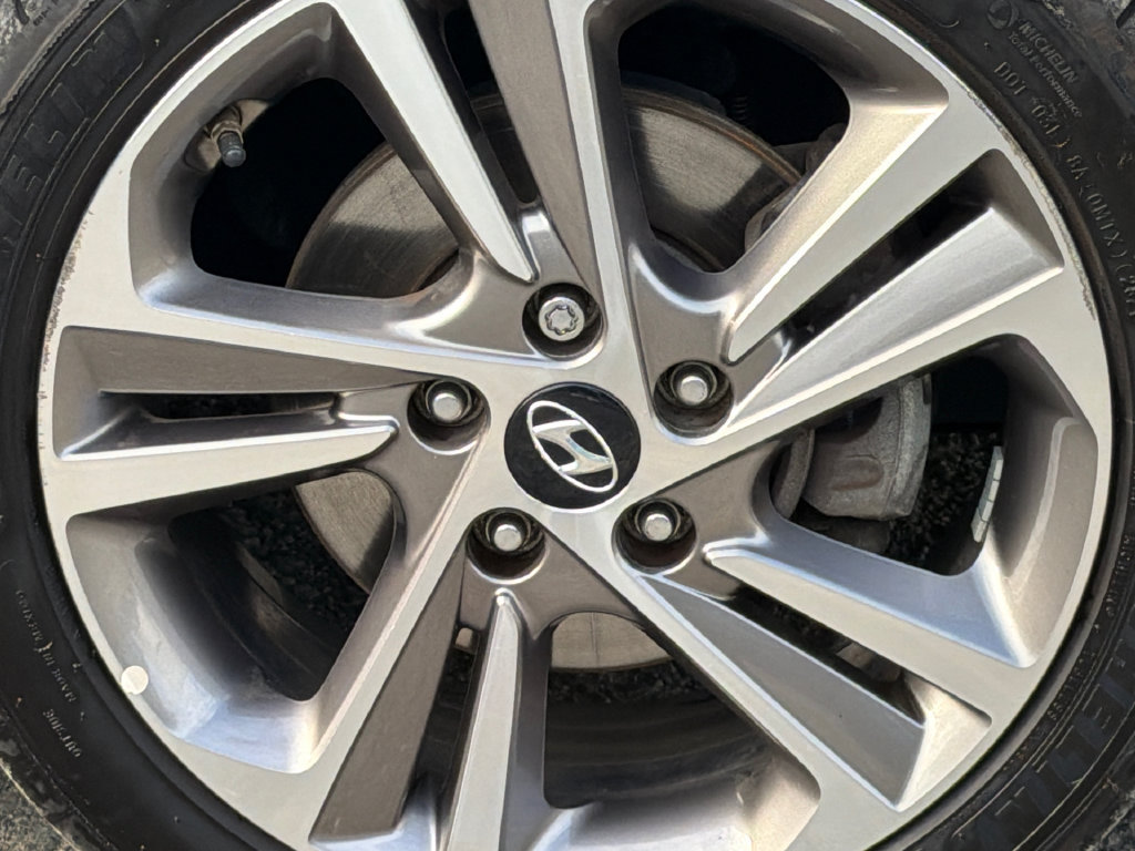 Used 2017 Hyundai Elantra Limited w/ Limited Tech Package 04 FWD image 6