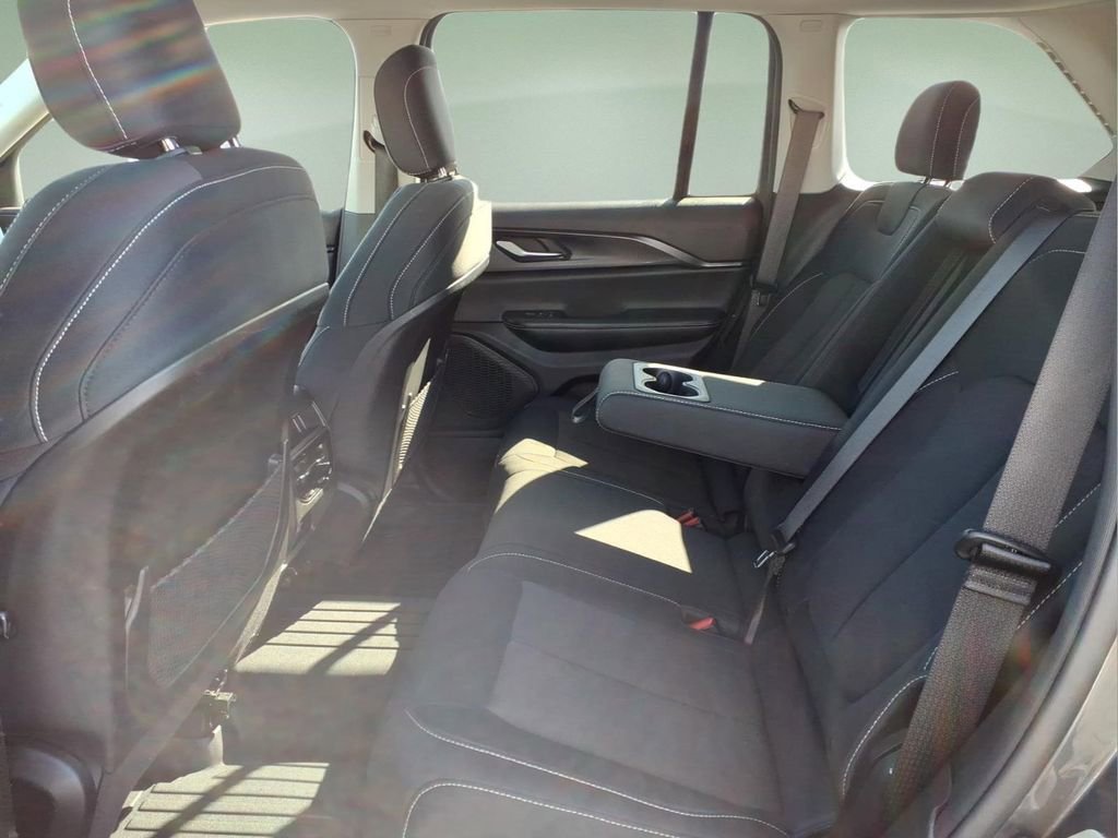 Used 2023 Jeep Grand Cherokee Laredo image 5