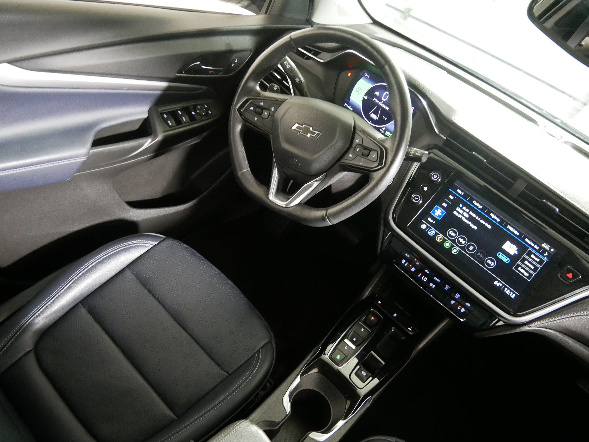 Used 2023 Chevrolet Bolt EUV LT w/ Convenience Package FWD image 9