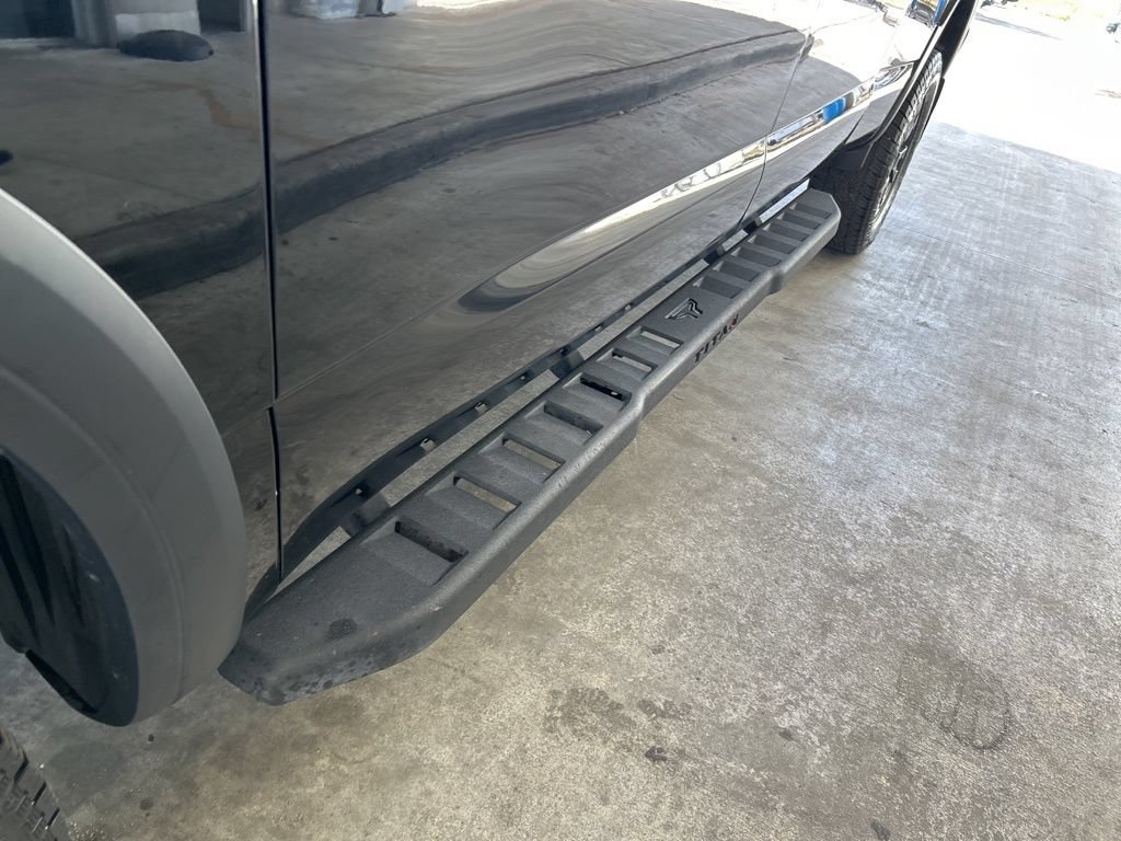 Used 2021 Nissan Titan PRO-4X w/ Pro-4x Convenience Package AWD/4WD image 16