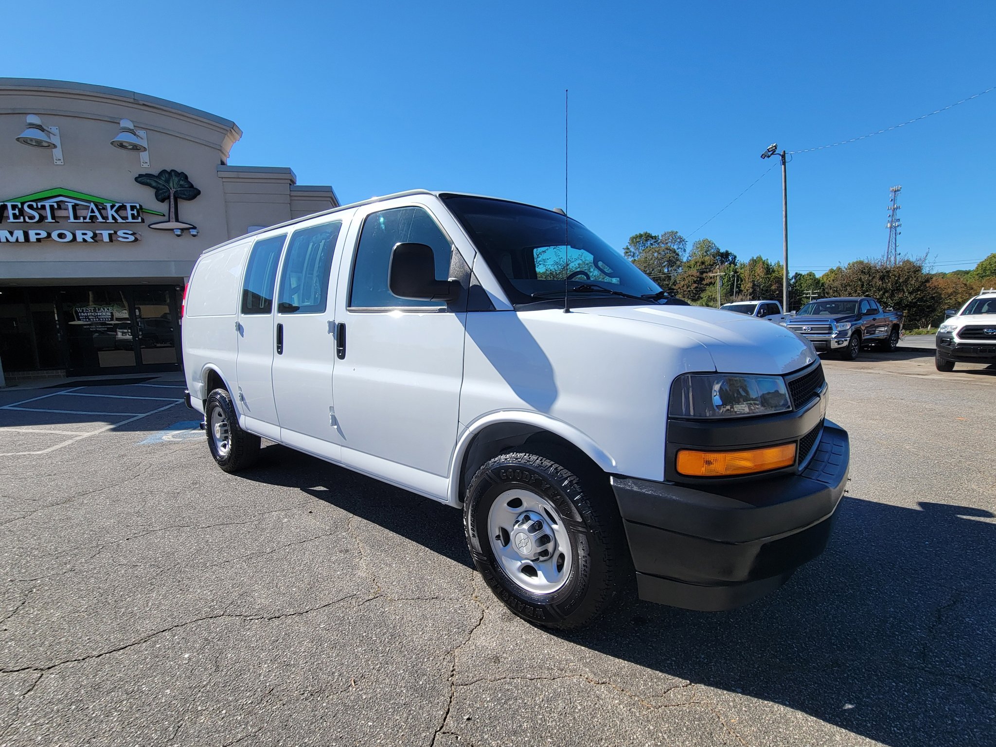 Used 2018 Chevrolet Express 2500 w/ Enhanced Convenience Package image 2