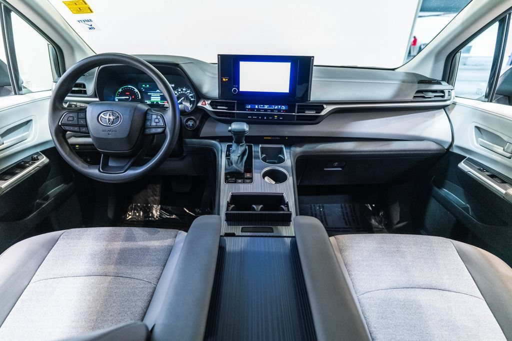 Used 2025 Toyota Sienna LE FWD image 13