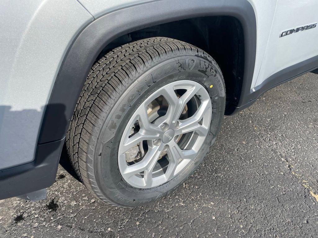 Used 2024 Jeep Compass Latitude AWD/4WD image 3