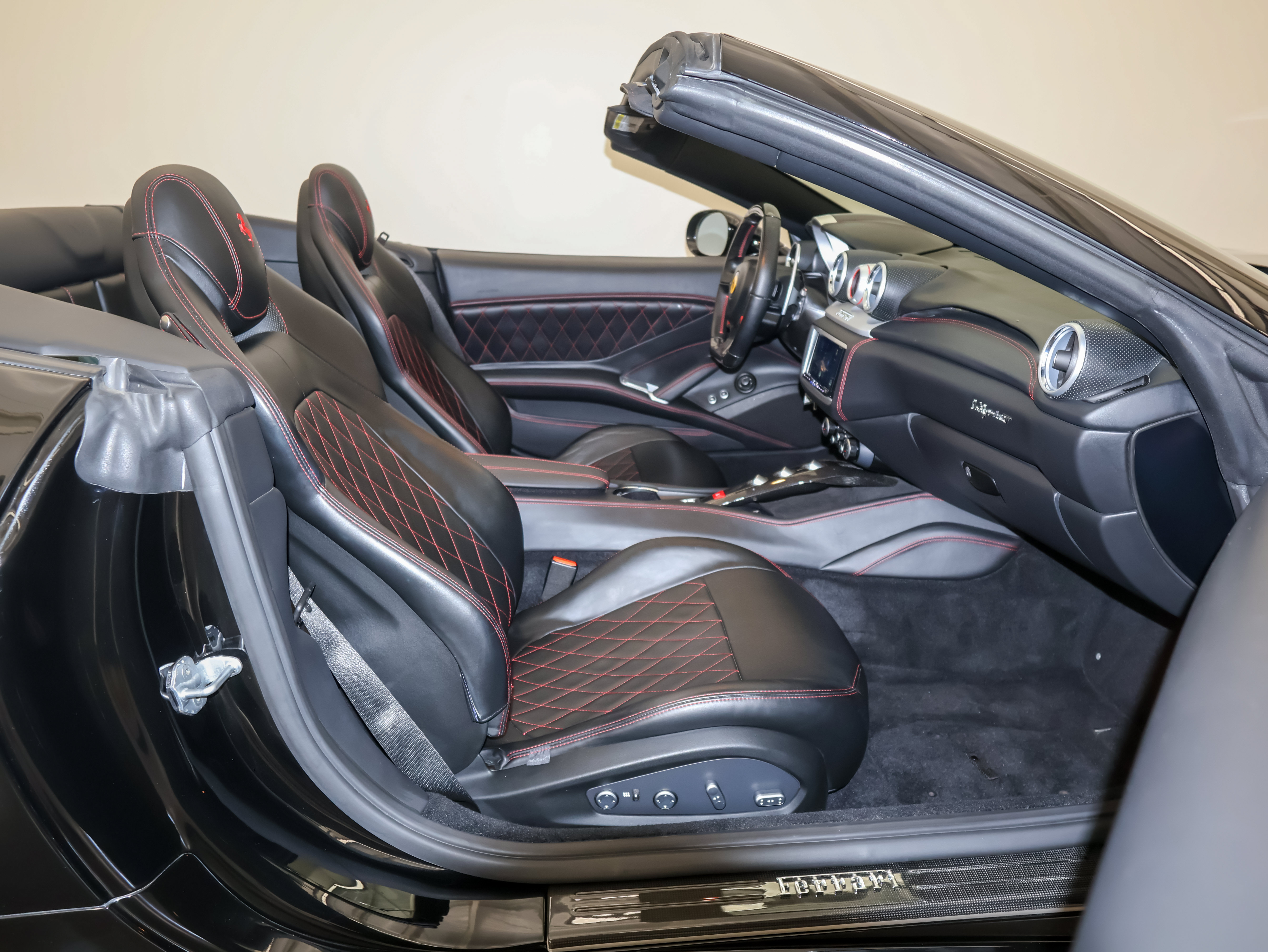 Used 2017 Ferrari California T RWD image 46