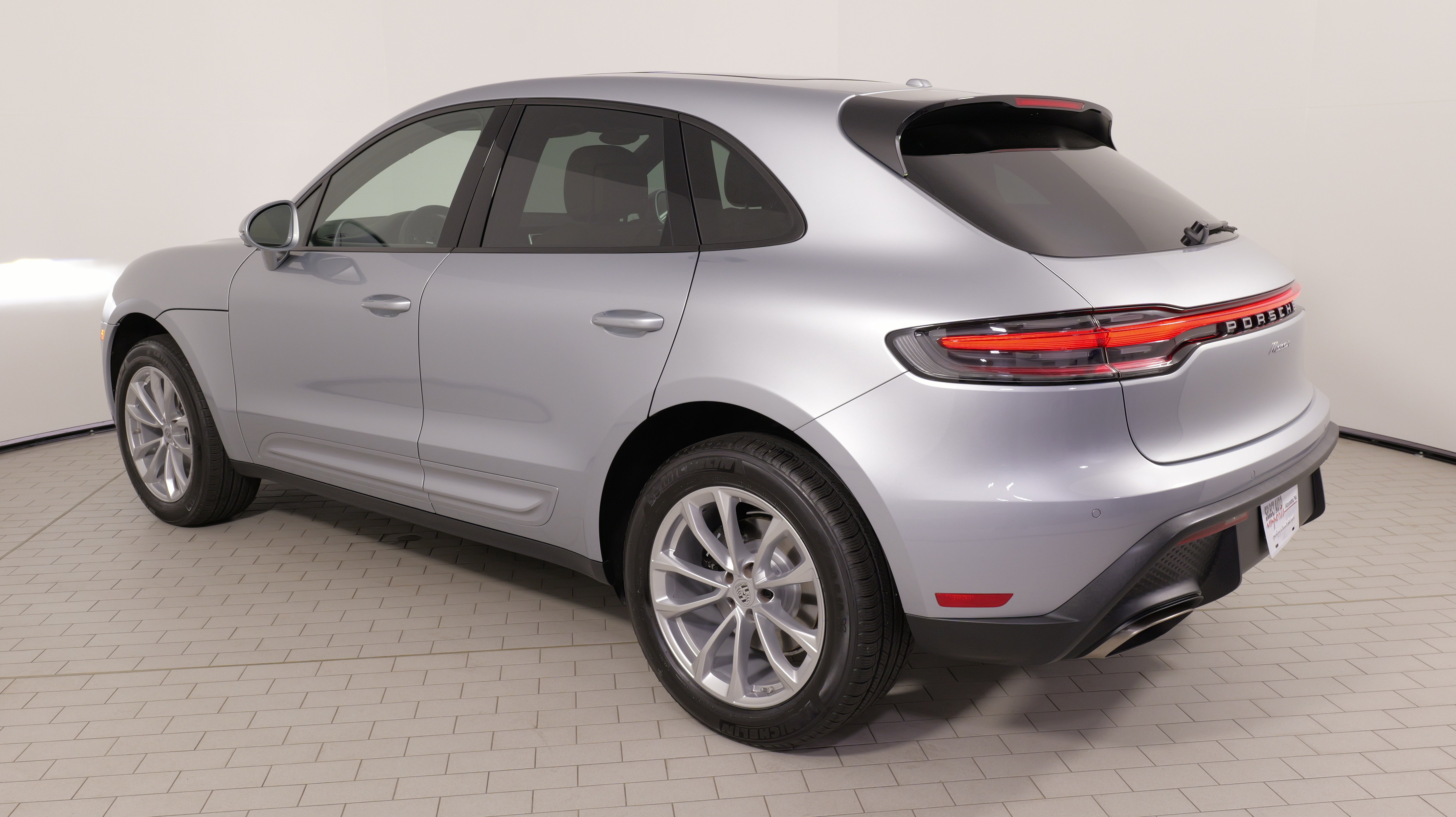 Used 2025 Porsche Macan AWD/4WD image 14