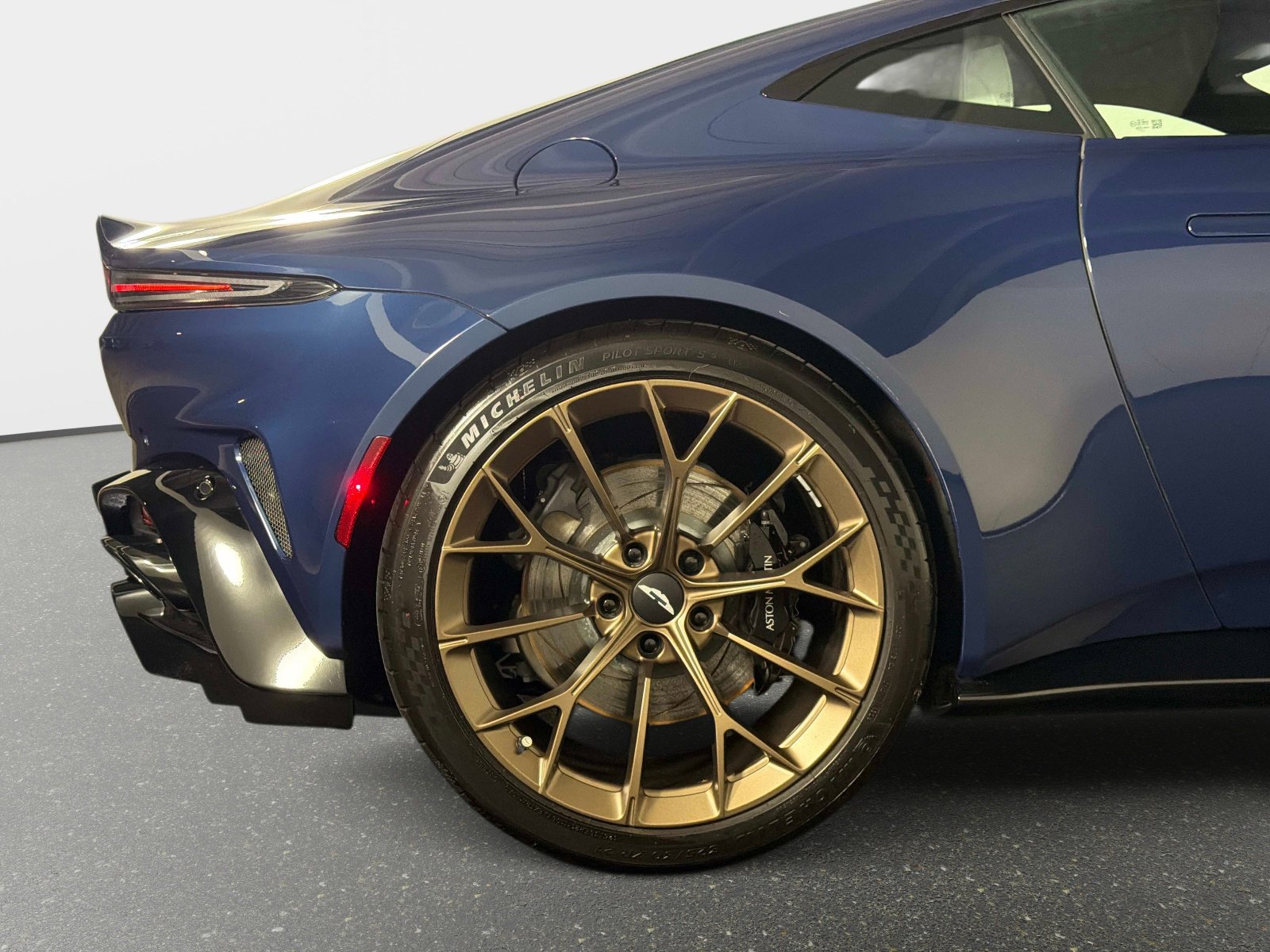 Used 2025 Aston Martin V8 Vantage Coupe RWD image 20