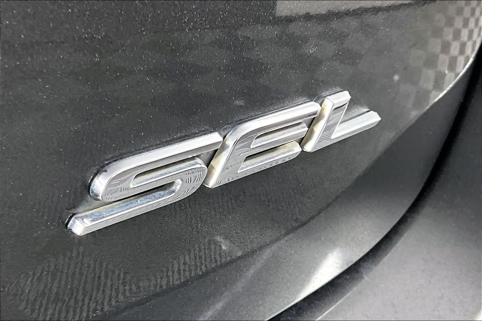 Used 2017 Ford Edge SEL w/ Equipment Group 201A FWD image 10