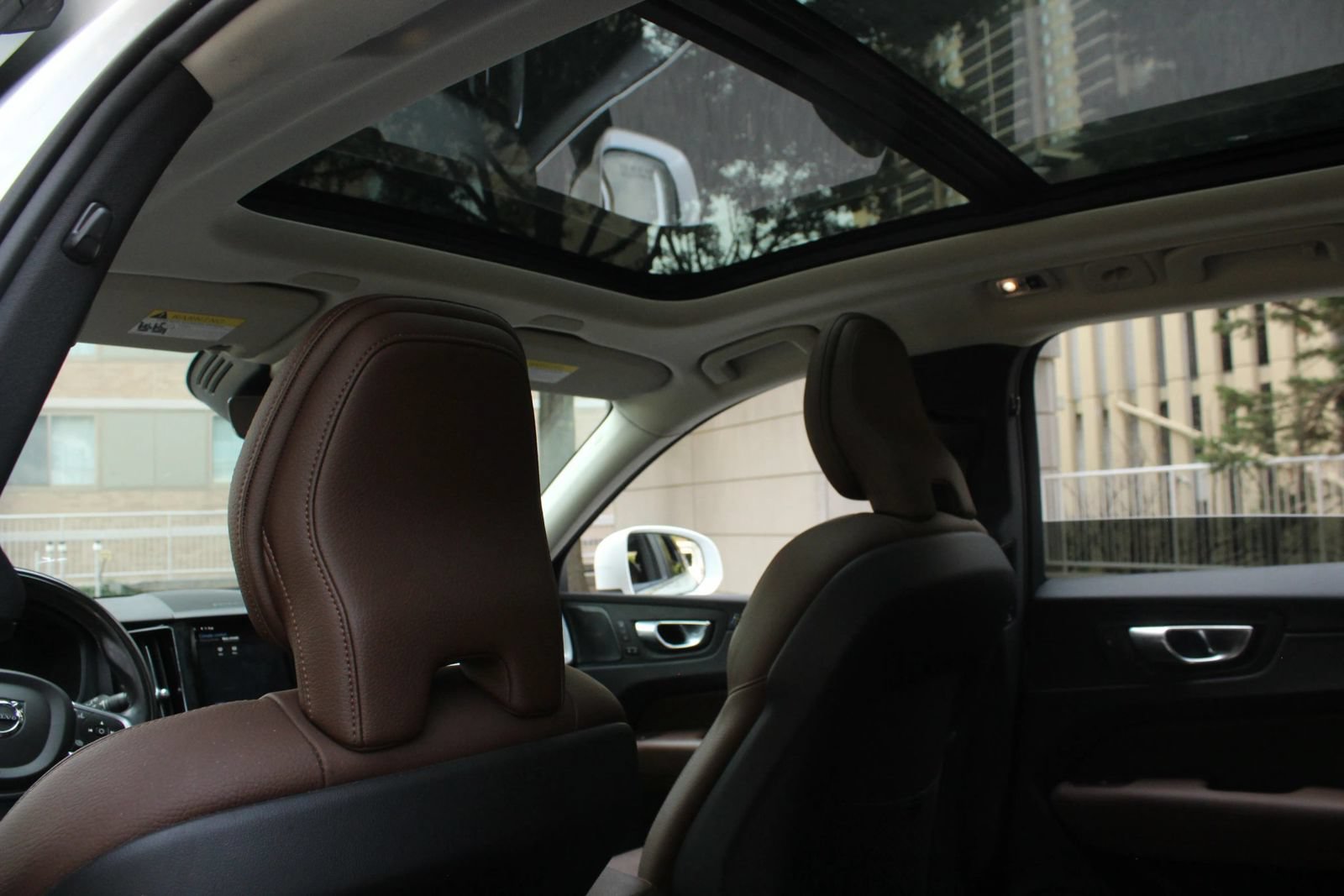 Used 2019 Volvo XC60 T5 Momentum w/ Multimedia Package AWD/4WD image 22
