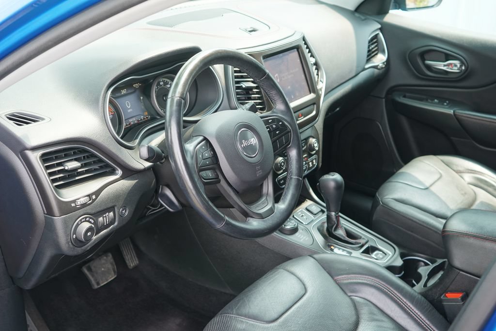 Used 2019 Jeep Cherokee Trailhawk AWD/4WD image 12