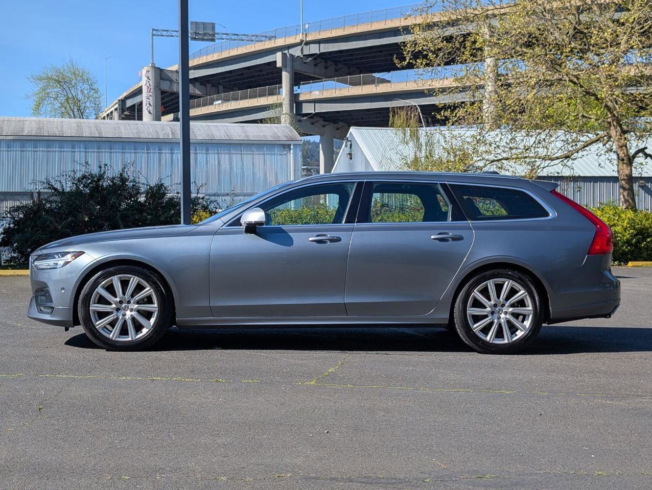 Used 2019 Volvo V90 T6 R-Design image 4