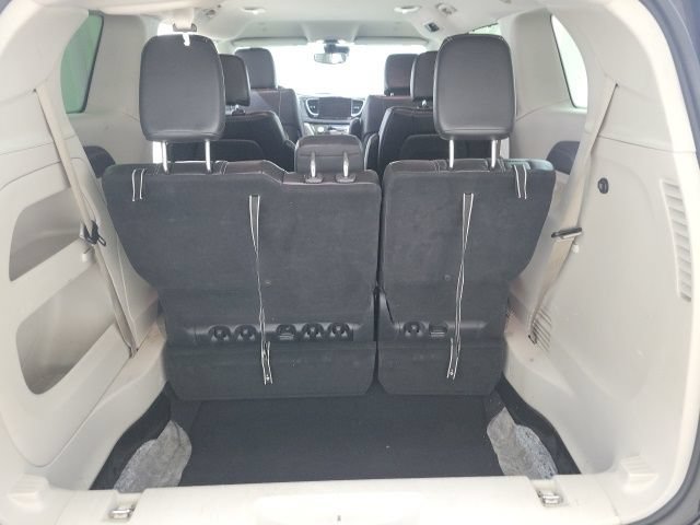 Used 2023 Chrysler Pacifica Touring-L FWD image 16
