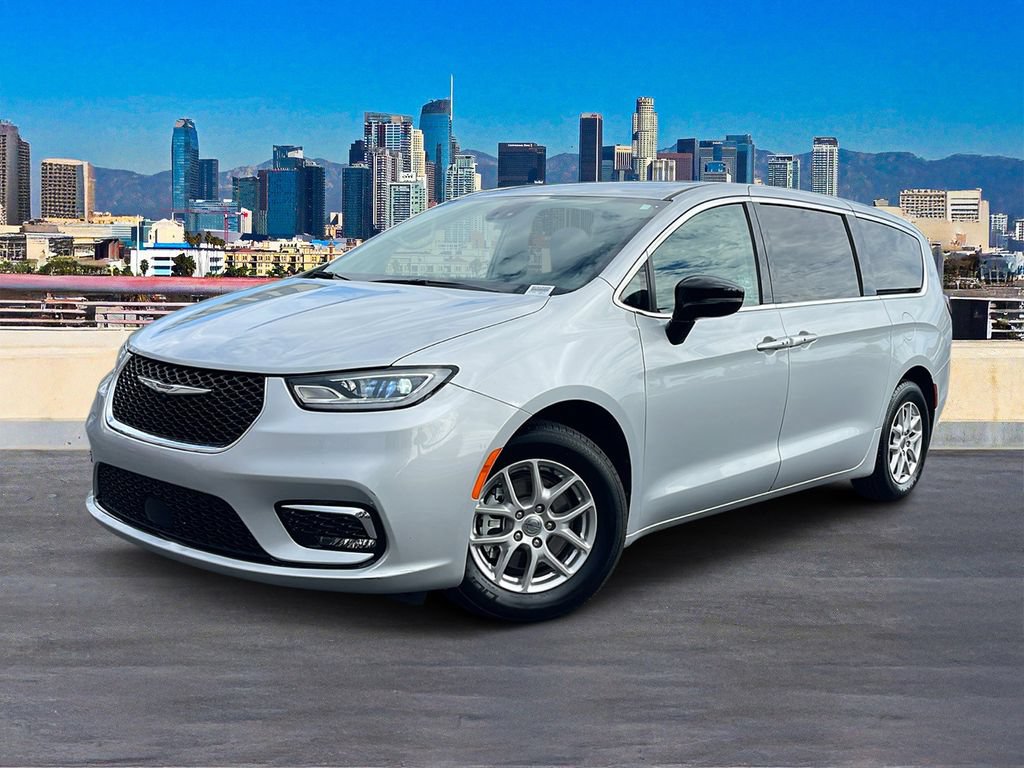 Used 2024 Chrysler Pacifica Touring-L FWD image 2